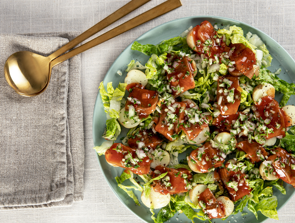 Tomatsildebidder på grøn kartoffelsalat