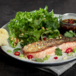 Skindstegt laks med thaiinspireret marinade