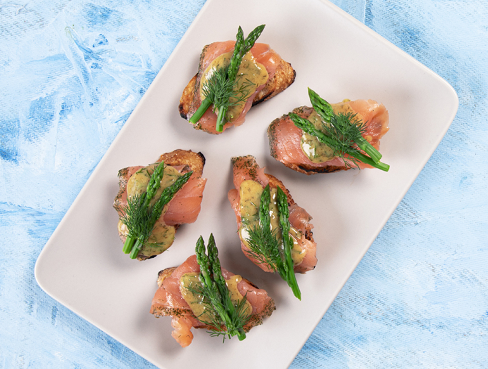 Bruschetta med gravad laks og hjemmelavet rævesauce