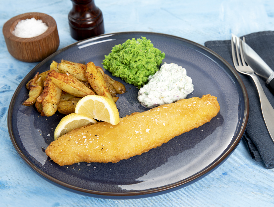 Fish and chips med moste ærter og tartarsauce
