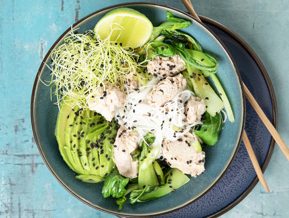 Lynstegt pak choi med nudler, tun og avocado