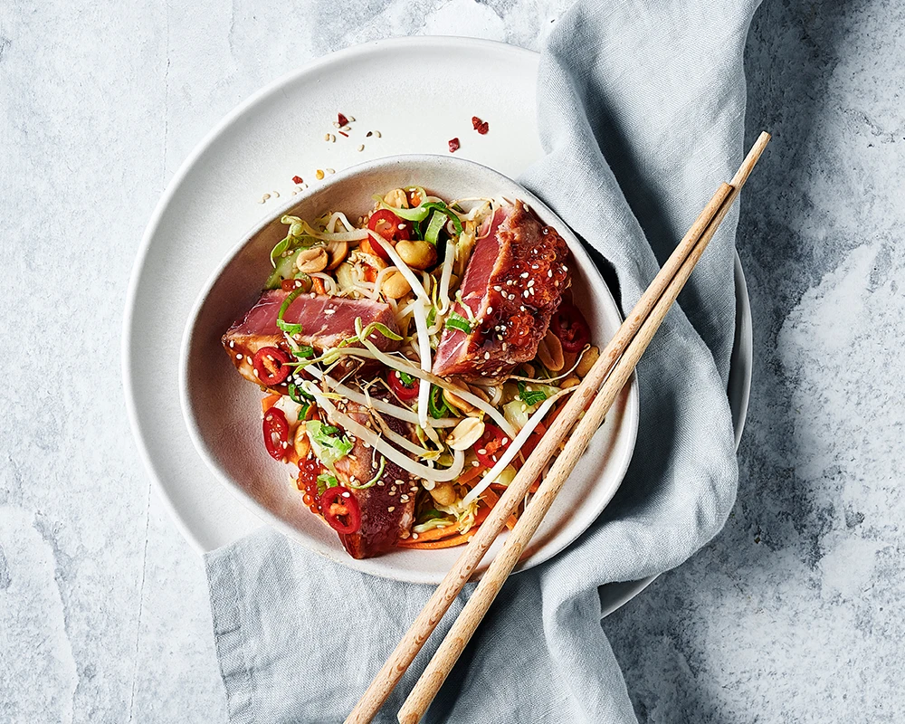 Glaseret grillet tun med asiatisk salat