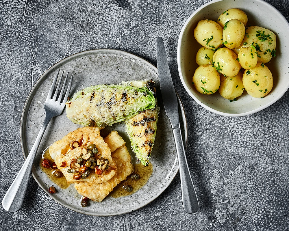 Gyldne torsk med brunet smør, grillet spidskål og parmesan