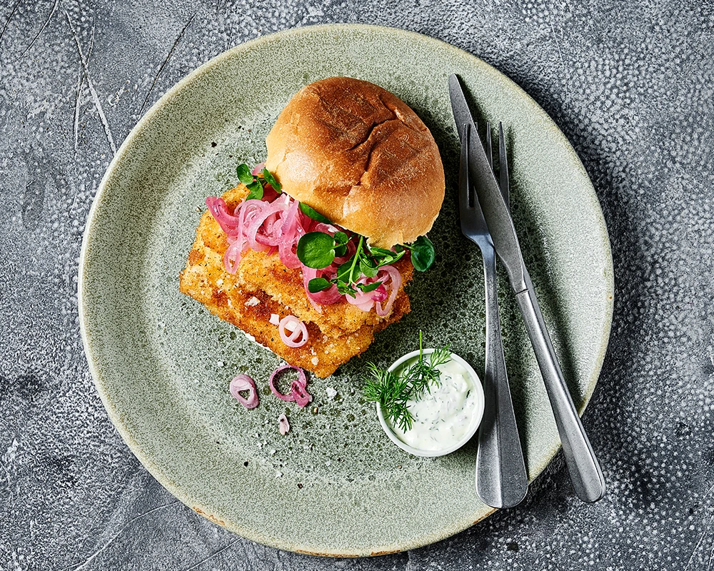 Pankopaneret torskefilet i briocheburger med tartarsauce
