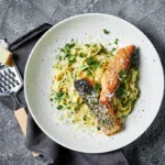 Skindstegt laks med parmesancremet citronpasta